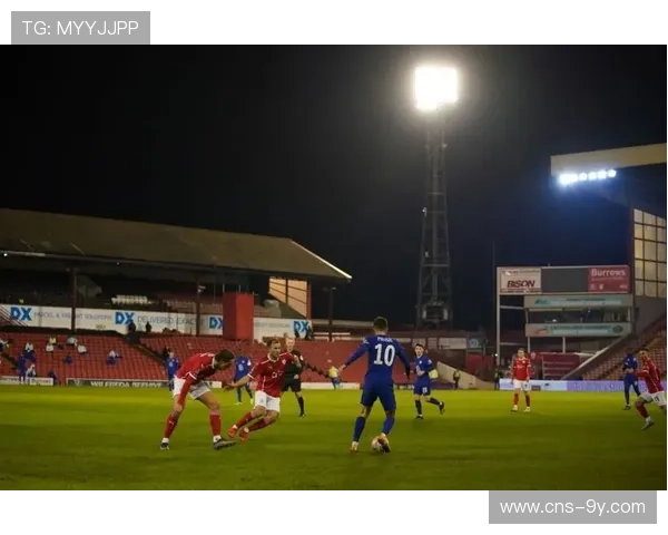 亚特兰大斯卡马卡倒钩射门,皮球稍稍偏出立柱